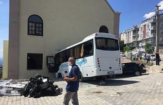 Kocaeli'de jandarma personelini taşıyan midibüs...