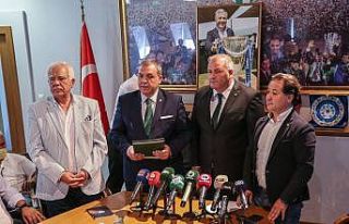 Bursaspor'un yeni başkanı Erkan Kamat mazbatasını...