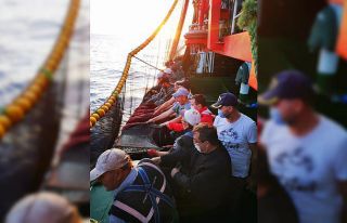 Çanakkale Valisi İlhami Aktaş balıkçılarla birlikte...