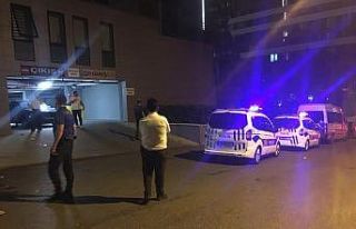 Kadıköy'de bir polis ile güvenlik görevlisi bıçakla...