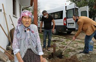 85 yaşındaki Hatice ninenin Türk bayrağı sevgisi