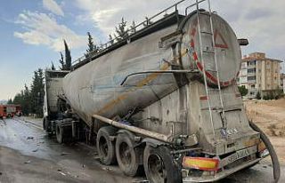 Bursa-İzmir kara yolunda kamyona çarpan tır yandı
