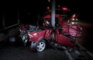 Bursa'da direğe çarpan otomobilin sürücüsü yaralandı