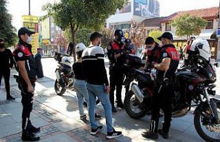 Edirne'de turistlerin yoğun olduğu caddelerde maske...