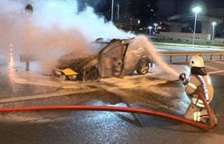 Kadıköy'de seyir halindeki ticari taksi yandı