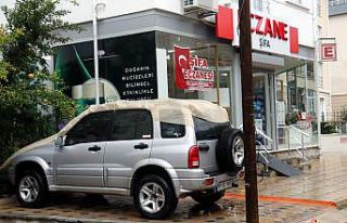 Kırklareli'nde vatandaşlar araçlarını dolu yağışından...