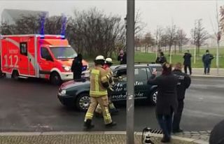 Almanya'da Başbakanlık binasına araçla saldırı...