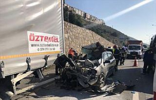 Anadolu Otoyolu'nda otomobil kamyonla çarpıştı:...