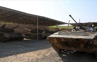 Azerbaycan ordusu Ermenistan'ın tank ve toplarını...