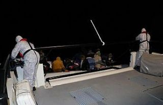 Denizde mahsur kalan 29 düzensiz göçmen kurtarıldı
