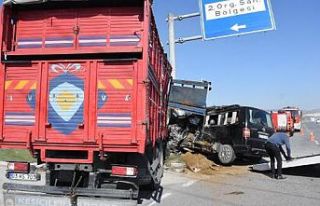 Minibüsle kamyon çarpıştı: 1 ölü, 2 yaralı