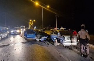 Sakarya'da iki otomobil çarpıştı: 2 ölü,...