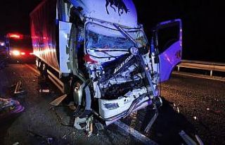 Bursa-Ankara kara yolunda kamyon ile çekici çarpıştı:...