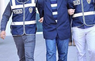 İzmir merkezli FETÖ operasyonunda 66 zanlı yakalandı