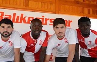 Aydeniz Et Balıkesirspor 4 futbolcuyla sözleşme...
