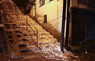 İzmir'de sağanak sel ve su baskınlarına neden...