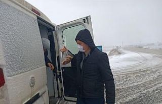 Karla mücadele ekiplerini ziyaret eden Edirne Valisi...