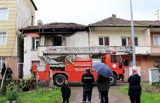 Kocaeli'de 2 katlı evde çıkan yangın söndürüldü