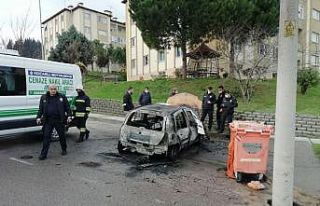 Kocaeli'de yanan otomobilde erkek cesedi bulundu