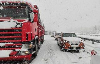 Yoğun kar nedeniyle Anadolu Otoyolu'nda ulaşım...