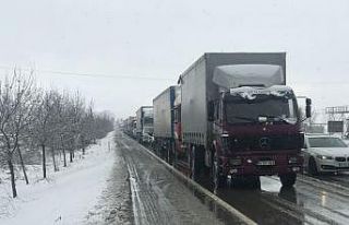 Bursa-İzmir kara yolunda kar nedeniyle ulaşımda...