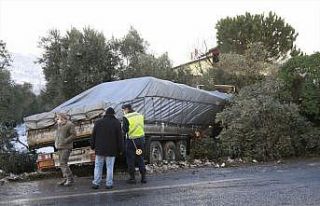Bursa'da tırla çarpışan otomobildeki 2 kişi yaralandı