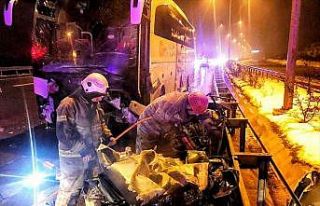 Bursa'da yolcu otobüsü ile otomobilin çarpışması...