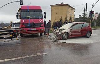 Kocaeli'de otomobil ile kamyon çarpıştı:...