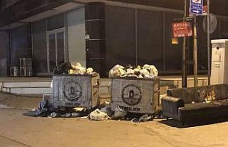 Maltepe'de grev nedeniyle toplanmayan çöpler...