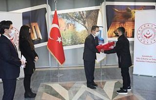 18 Mart törenlerinde göndere çekilecek Türk bayrağı...