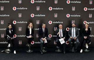Beşiktaş Kadın Futbol Takımı'nın sponsoru Vodafone...