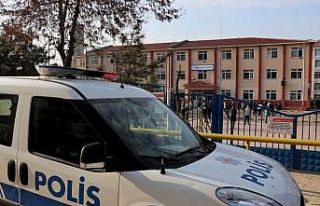 Edirne'de polis teneffüse çıkan çocukları...