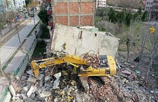 Edirne'de yıktığı apartmanın parçalarının...