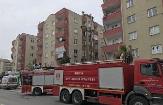 Bursa'da apartmanda çıkan yangında bir kişi...
