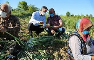 Kandıra Belediye Başkanı Adnan Turan, çiftçilerle...
