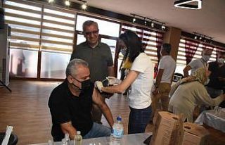 Edirne'de pazar yerinde Kovid-19 aşı uygulama...