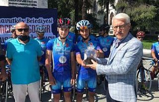 Ömer Halisdemir 5. Ulusal Bisiklet Turu'na katılan...