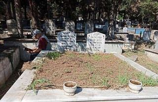 Kocaeli'de deprem şehitleri mezarlıkta dualarla...