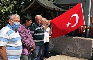 Kocaelili Mehmet dedenin istediği Türk bayrağı...
