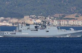 Rus askeri gemisi Çanakkale Boğazı'ndan geçiş...