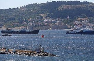 Rus donanmasına ait arızalı tanker Çanakkale Boğazı'ndan...