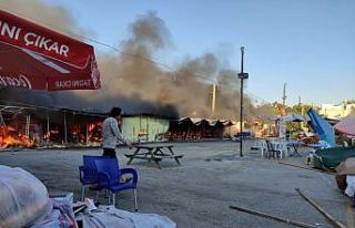 Edirne'de pazar yerinde çıkan yangında 9 baraka...