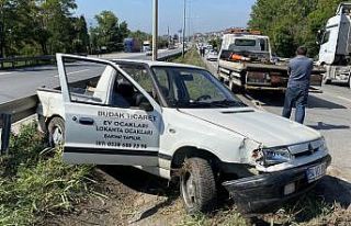 Sakarya'da otomobil ile hafif ticari araç çarpıştı:...