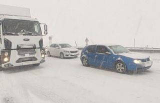 Bursa-Yalova güzergahında kar yağışı etkili...