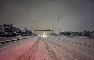 Kar yağışı trafikte aksamalara sebep oluyor