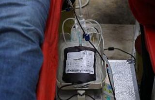 Emniyetinin kan bağışı anonsu üzerine polis memurları...