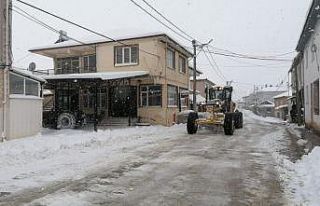 Bursa'da kardan kapanan mahalle yolu ulaşıma...