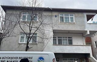 Pencereden duvara Trabzonspor bayrağı asarken düşen...