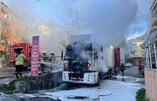 Ataşehir'de park halindeyken yanan kamyon kullanılamaz...