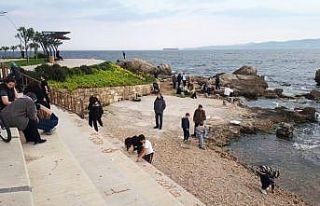 Çanakkale'de sahile inen vatandaşlar Hıdırellez'i...